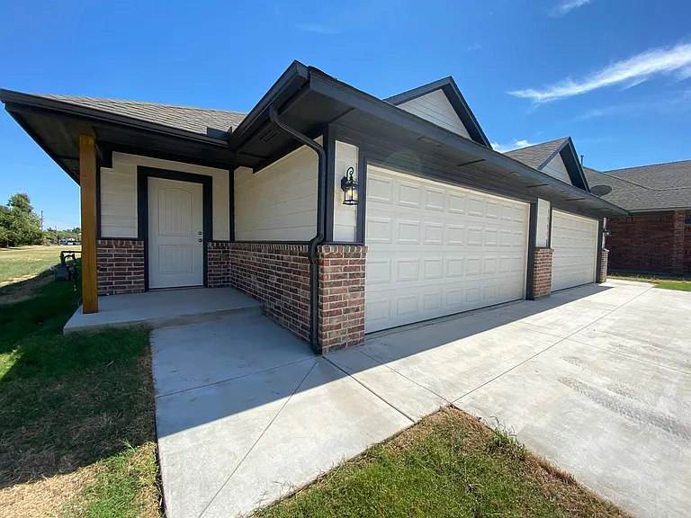 5220 Oakwood Villas Ct — Photo 1