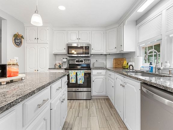 3rd image of 35 Oakmeadow Ln