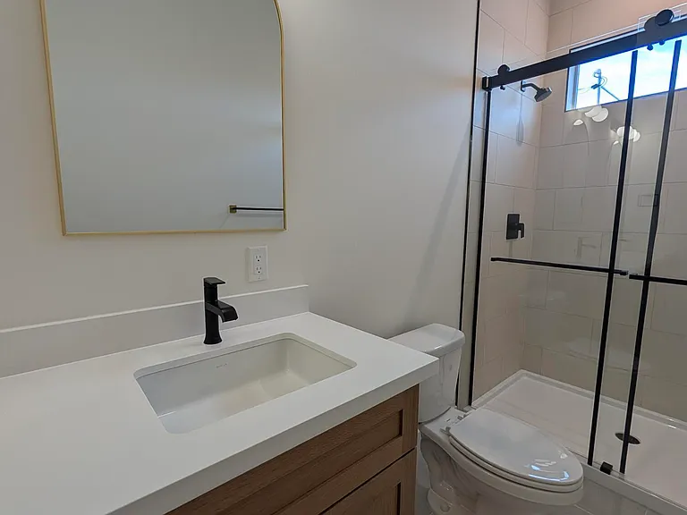 826 W 12th St — Photo 18