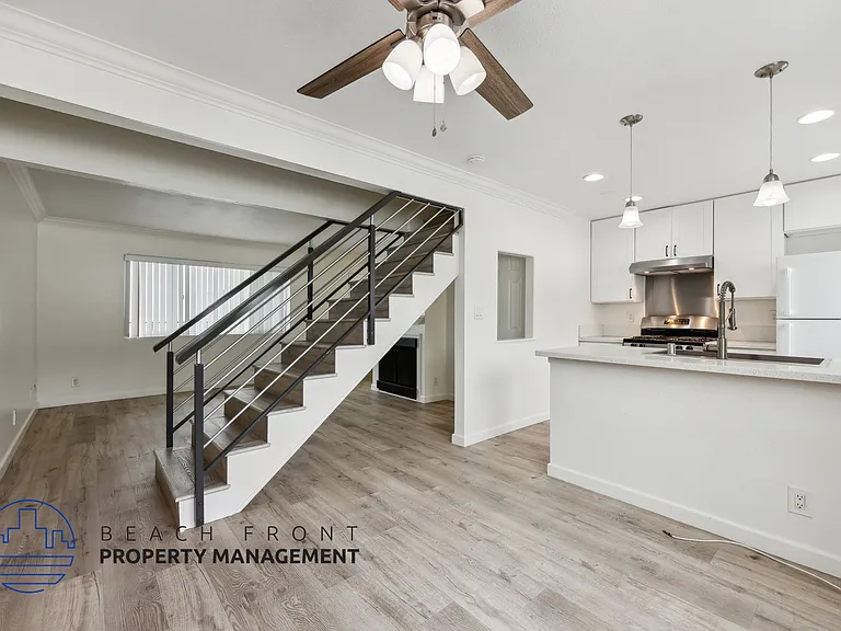 Newport Terrace Apartments — Photo 11