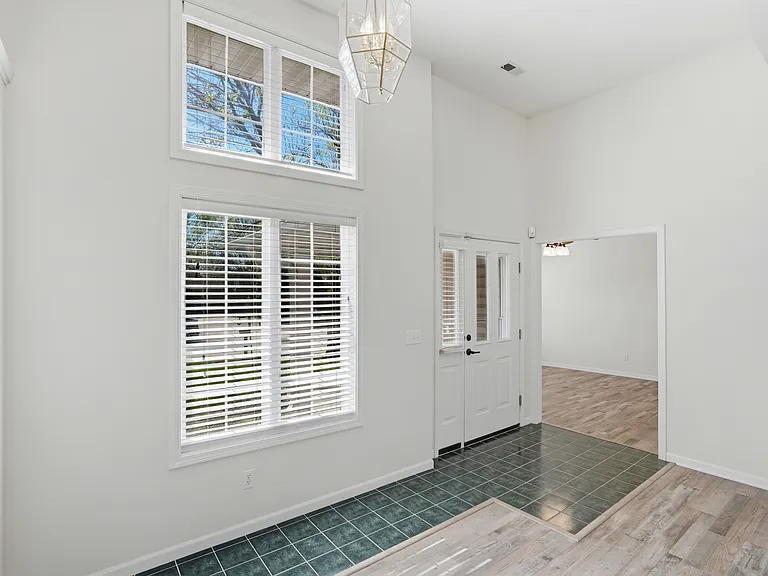 3604 Chatham Dr — Photo 4