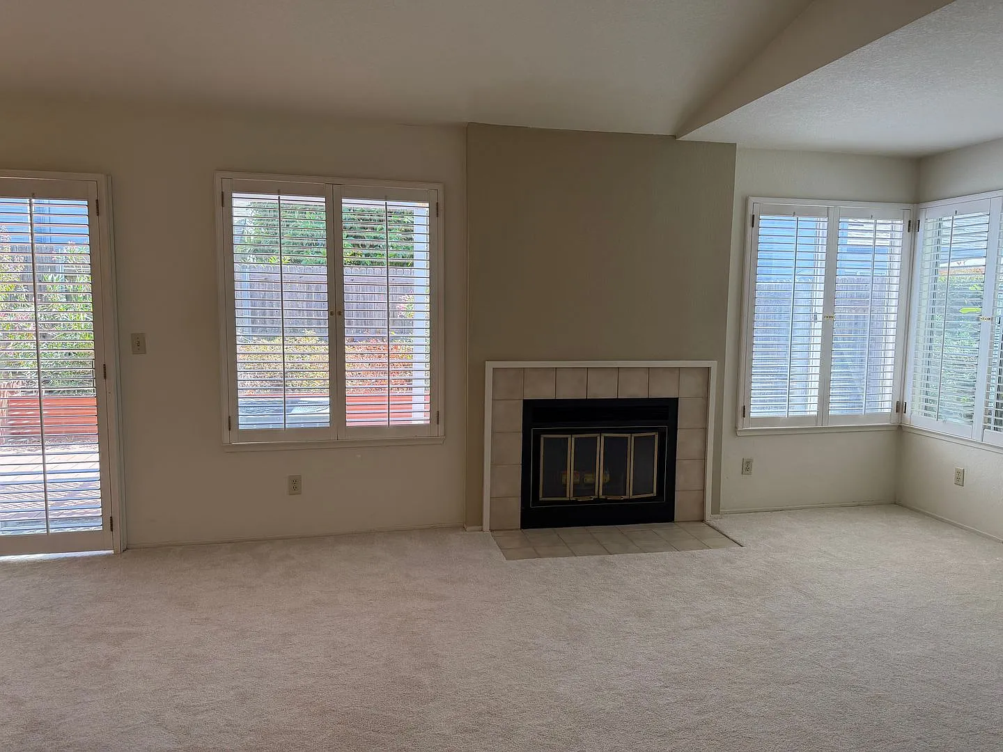 Beautiful 3 Bedroom Home in Gated Brentwood Place Community — Photo 4