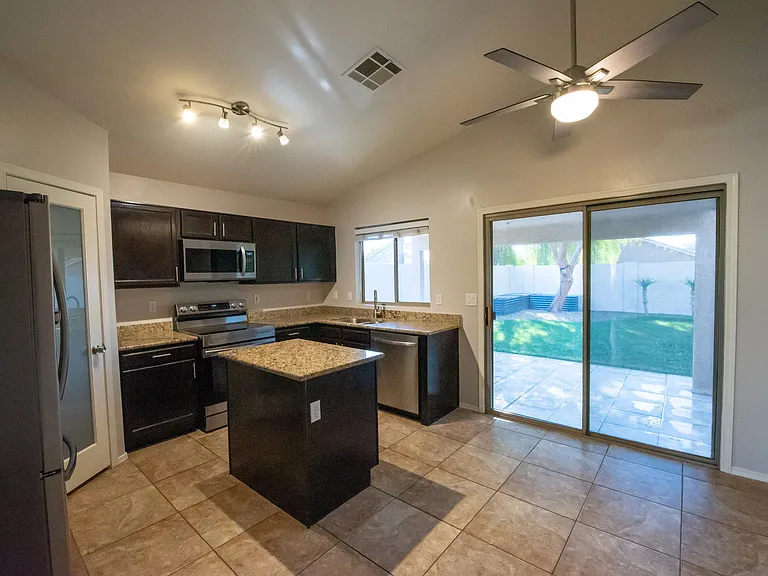 833 E Ross Ave — Photo 17