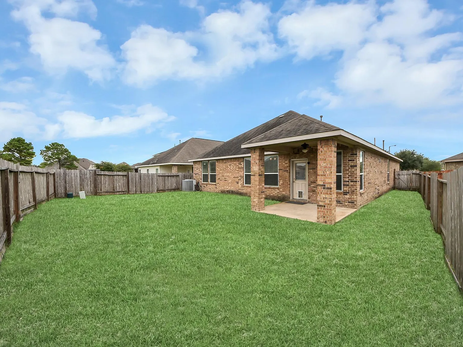 3 bed, 2.0 bath, 1949 sqft, $2,475 — Photo 2