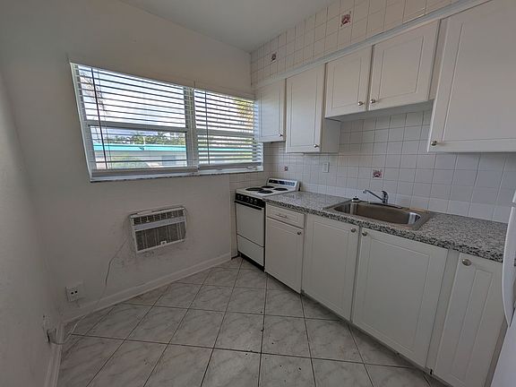 4th image of 865 SE 20th Ave