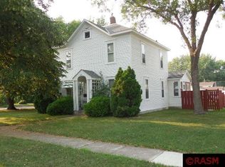 421 2nd St SW, Madelia, MN 56062