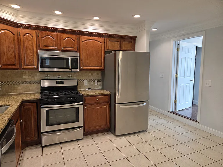 18-26 Bowen St #1 — Photo 11
