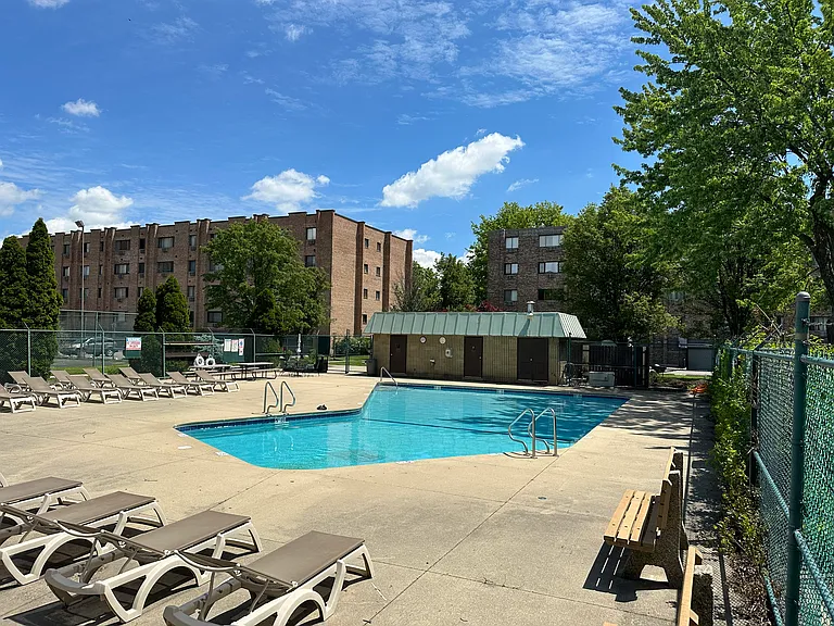 8352 W Catherine Ave #525 — Photo 5