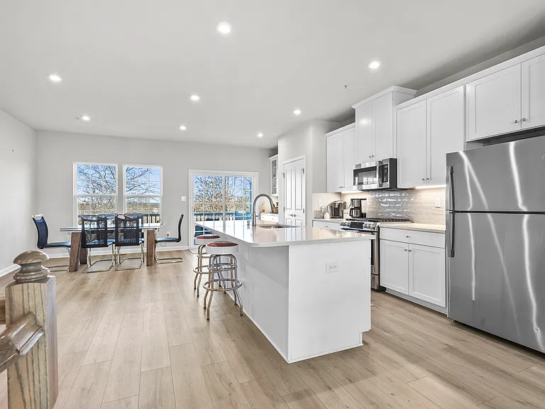 204 Station Dr — Photo 3