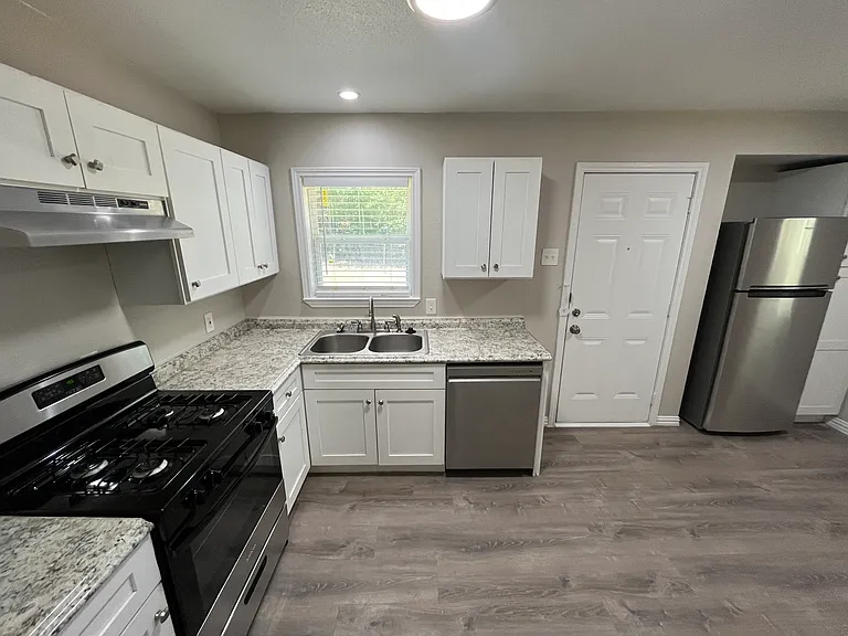 1809 Sycamore Dr — Photo 5