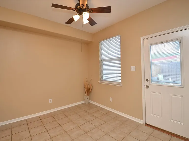 2911 Meadowglen Cv — Photo 13