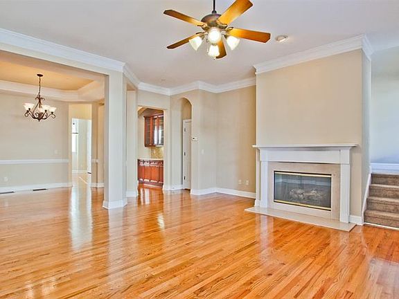 5th image of 208 Creekway Xing SE