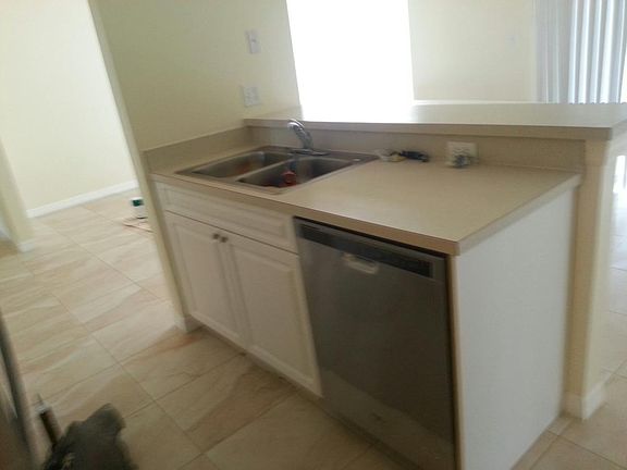 4th image of 916 Mary Ave S