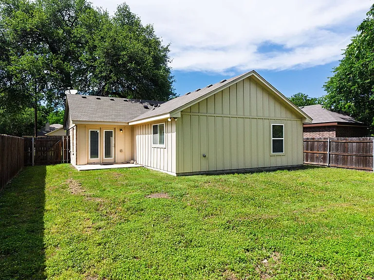 908 E Avenue B — Photo 16