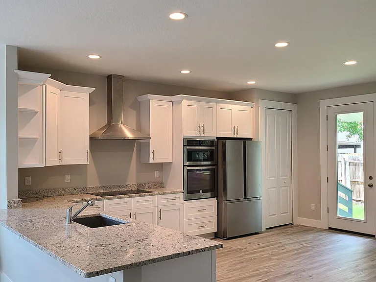 2125 W Saint Joseph St — Photo 15
