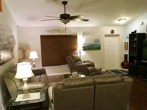 3rd image of 3028 NE 2nd Pl
