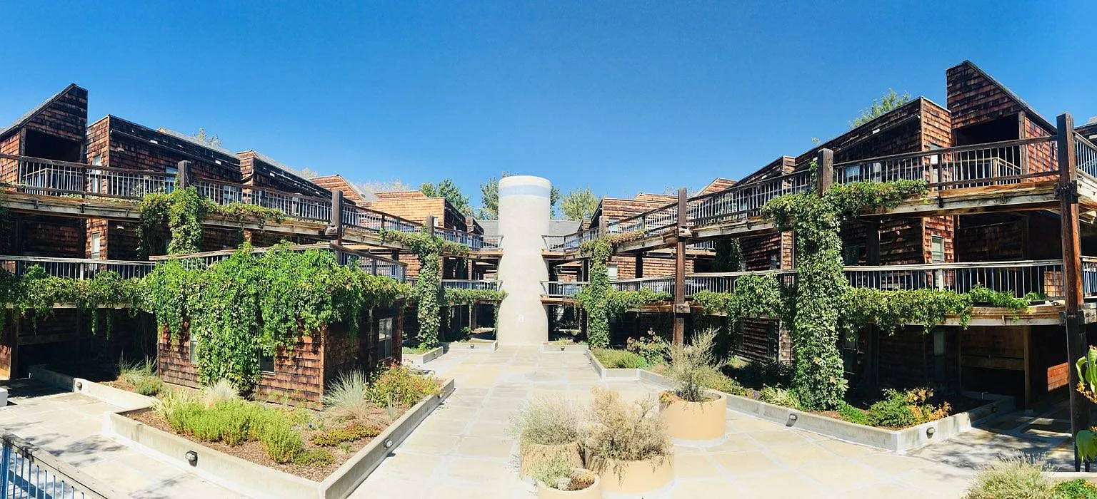 Plaza Apartments — Photo 2