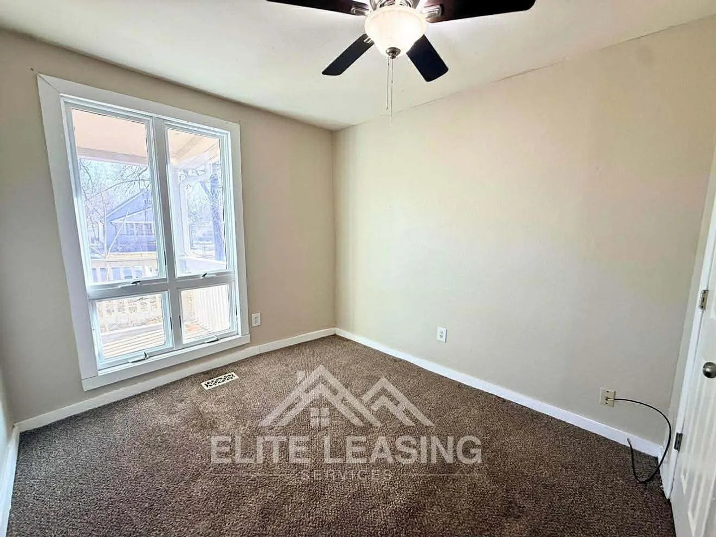 Charming 3 Bedroom Home close to Hospitals! Available Now! — Photo 4