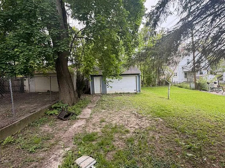 348 Spencer St — Photo 17