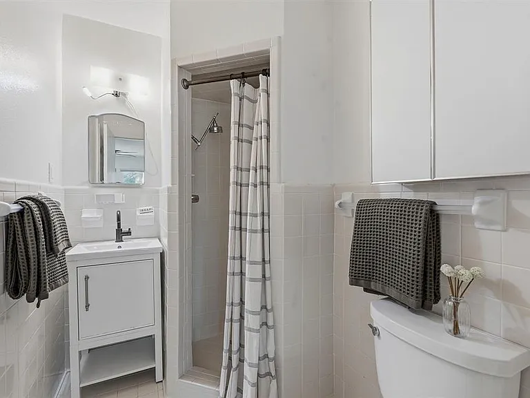 900 Stark St — Photo 15