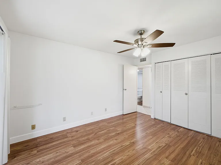 28 Seville Dr #B — Photo 15