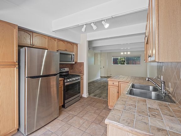 3rd image of 4040 Grand View Blvd Unit 25