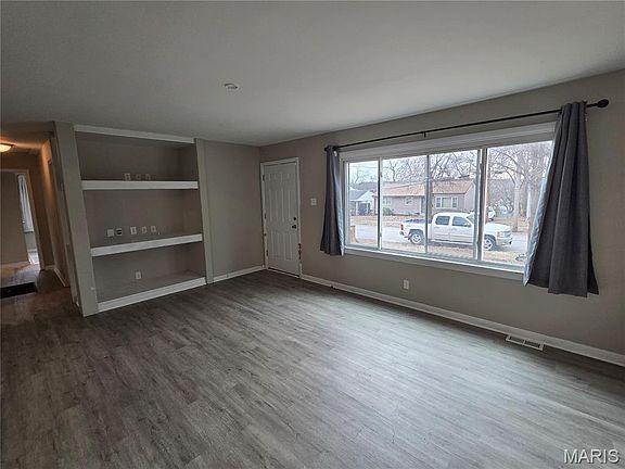 5th image of 945 Edgehill Dr