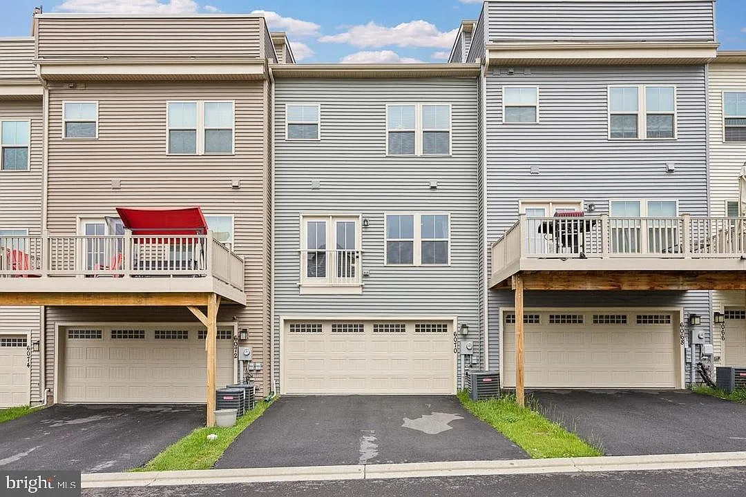 4 bed, 3.5 bath, 2120 sqft, $3,000 — Photo 2