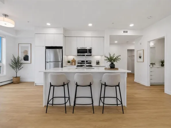 8500 19th Ave W #1301, Calgary, AB T3H 6G3