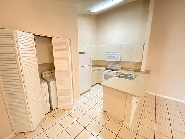 Building Photo - 1157 Hyacinth Pl #C