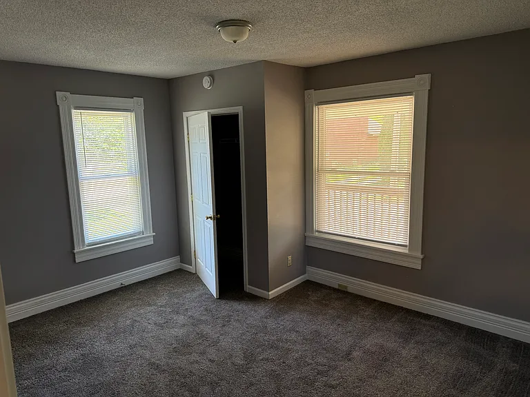 142 E Walnut St — Photo 8