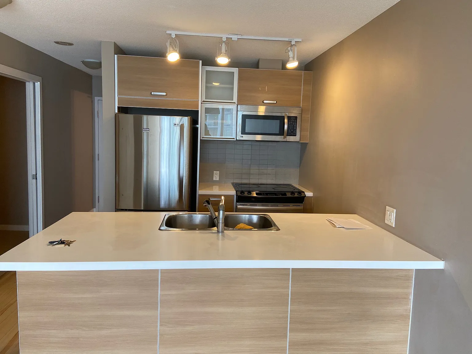 9981 Whalley Blvd Surrey — Photo 3