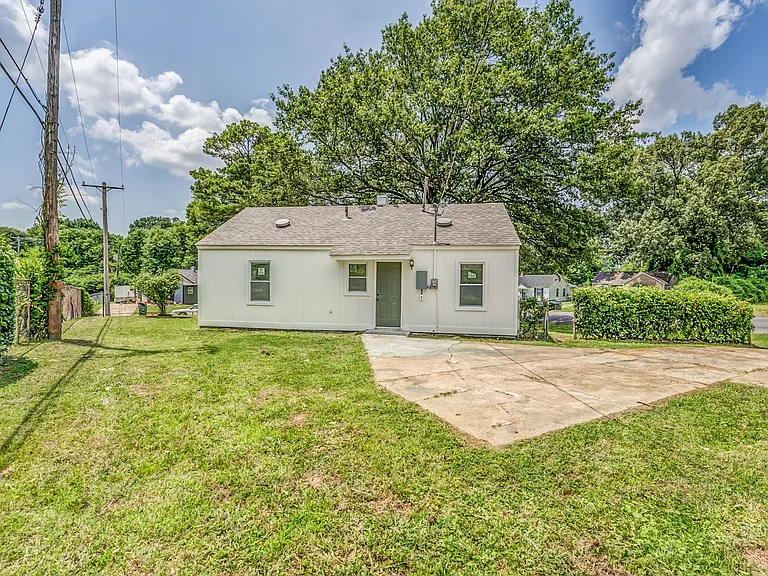 405 W Brooks Rd — Photo 2