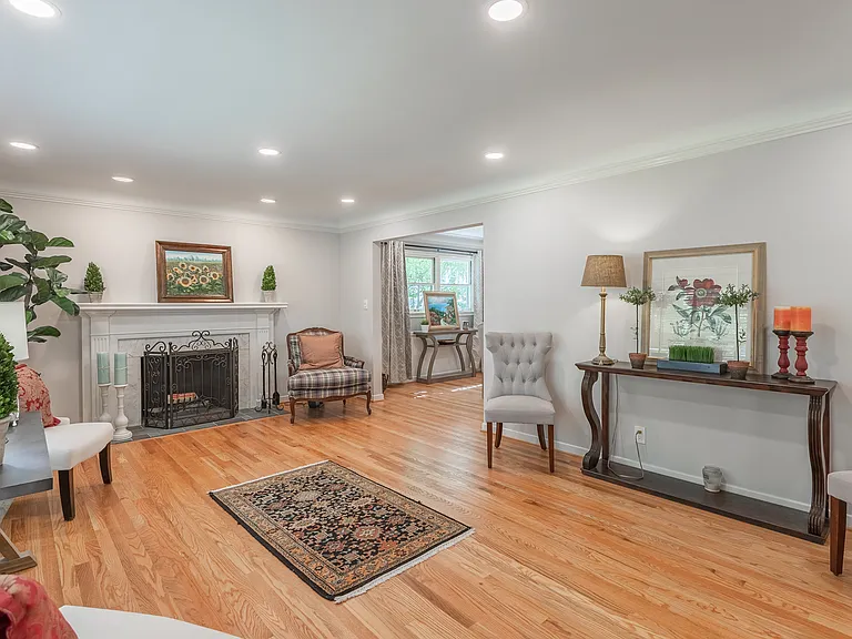 906 Putney St — Photo 12