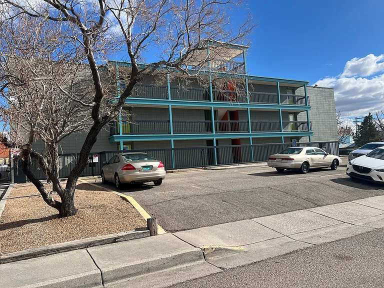 Remodeled, Top End UNM Area Studio Apts. in Great Community — Photo 65