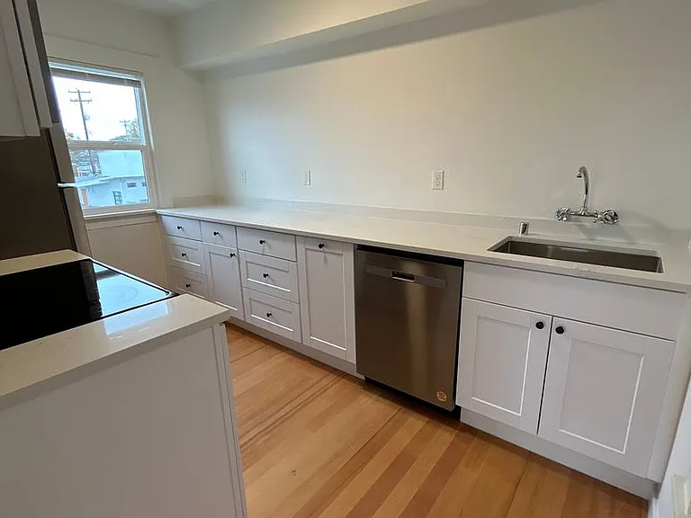 1223 W Nickerson St — Photo 9