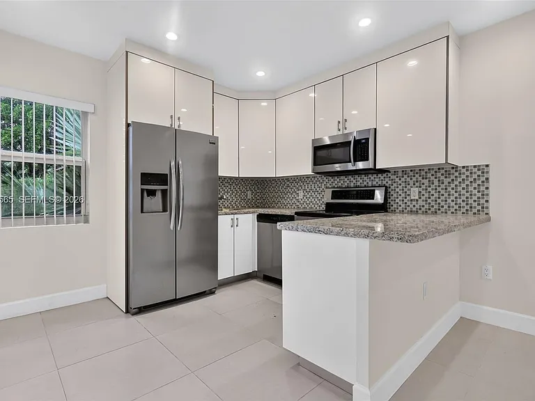 12800 NE 11th Ave #3 — Photo 3