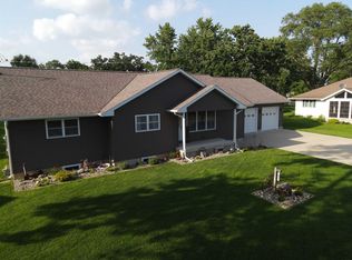 411 Seeley St, Manchester, IA 52057