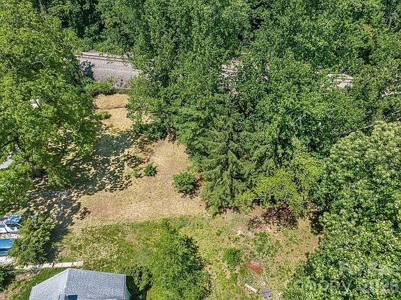 4th image of 28 Pinecrest Dr