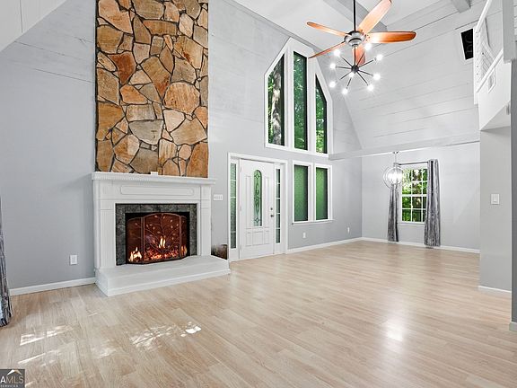4th image of 327 Lewis Cir