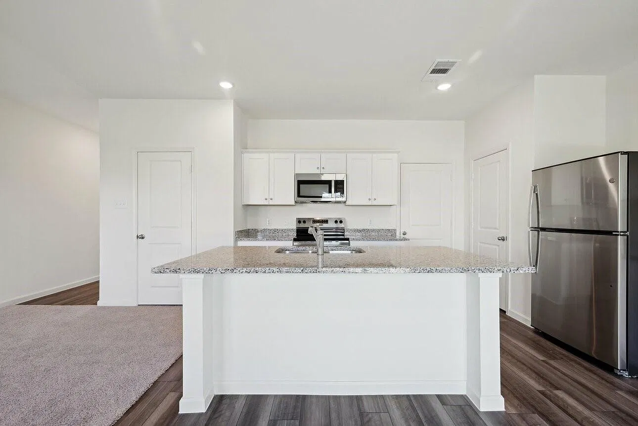 3 bed, 2.5 bath, 1998 sqft, $2,200 — Photo 2