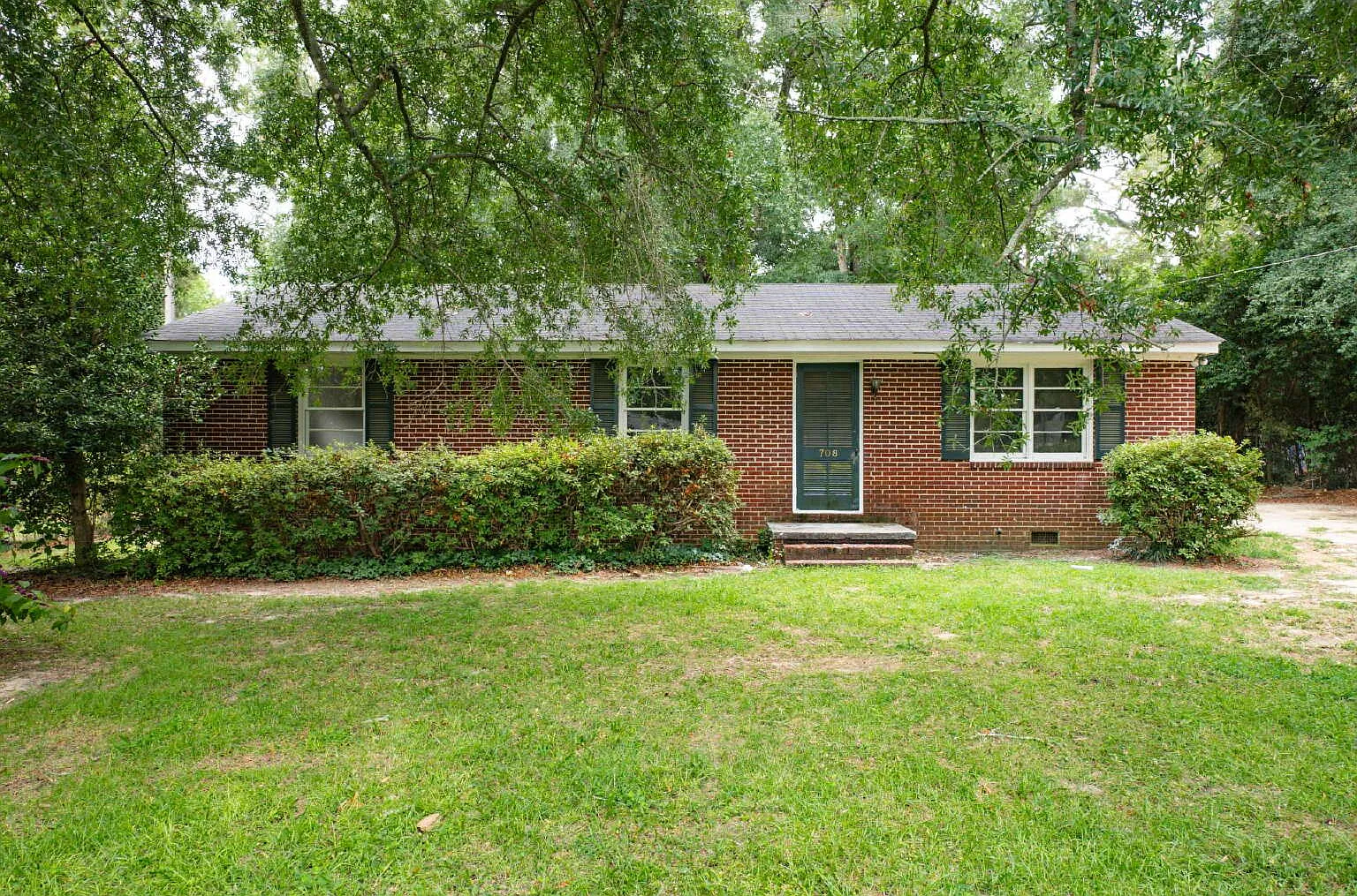 3 bed, 1.0 bath, 1372 sqft, $1,350 — Photo 1