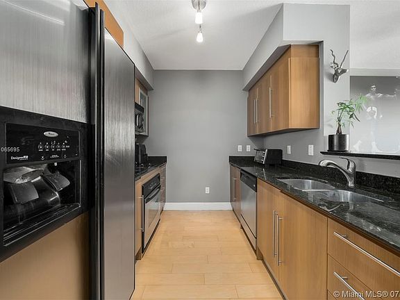 4th image of 325 Biscayne Blvd #3418