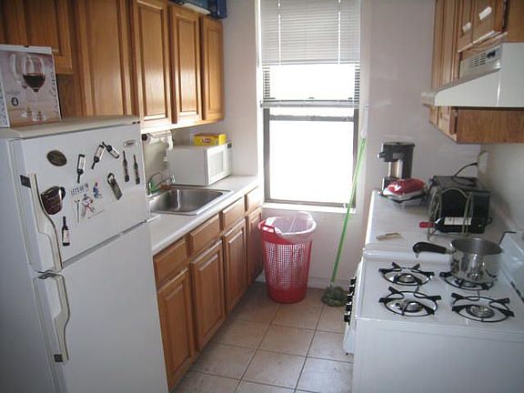 2nd image of 2307 32nd St APT 3C