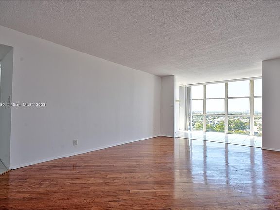 4th image of 800 Parkview Dr APT 927