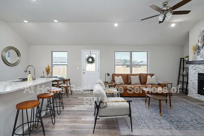 4 bed, 2.0 bath, 1667 sqft, $2,080 — Photo 3