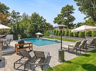 11 Huckleberry Ln, Hampton Bays, NY 11946