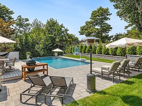 11 Huckleberry Ln E, Hampton Bays, NY 11946