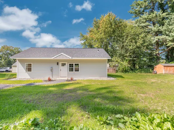 11 Center Lane, Glenmont, NY 12077