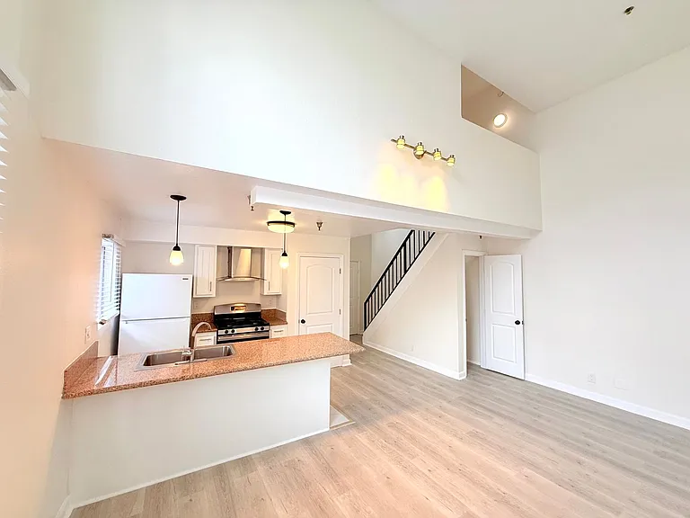 432 N Kingsley Dr. — Photo 4